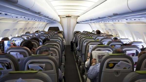Para ganar tiempo, una aerolínea dejó de limpiar sus aviones