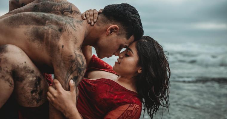 This Couple Met Right Before These Sexy Beach Photos Were Taken - but You'd Never Guess It