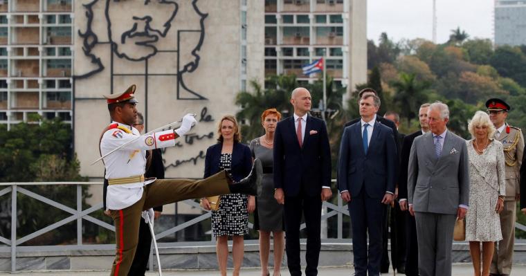 El Príncipe Carlos inauguró una estatua de Shakespeare en La Habana