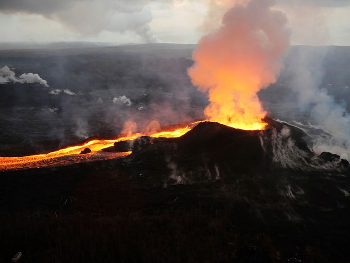 erupcion-y-lava-del-volcan___5mMFfSgrA_720x0__1.jpg