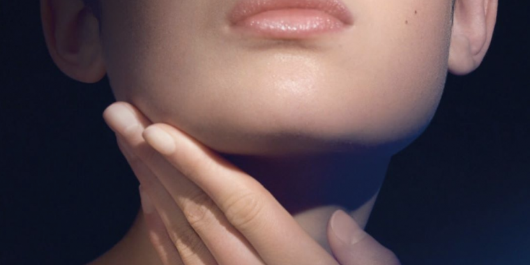 La Mer Just Launched a New Moisturizer to Fight "Tech Neck"