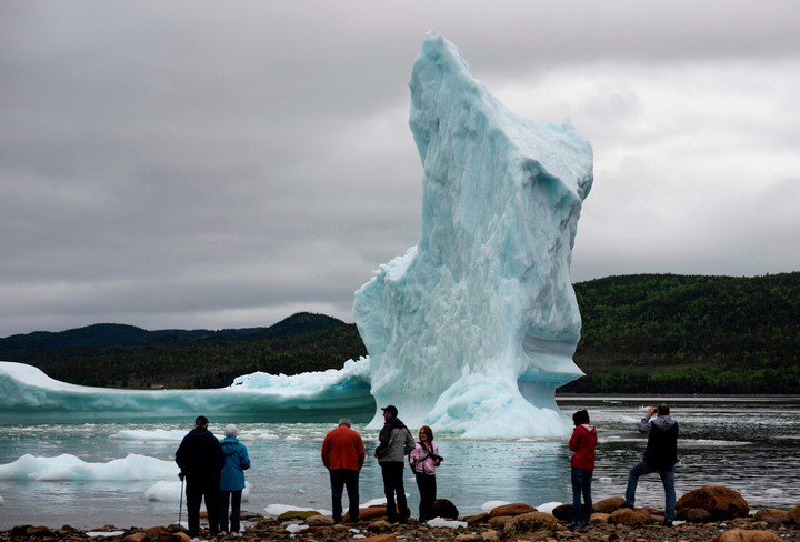 turistas-observan-un-iceberg-desde___nlEYOWjWI_720x0__1.jpg