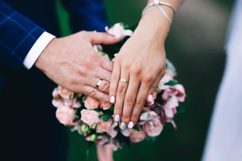 bride-groom-hands-wedding-bouquet-1024x682.jpg