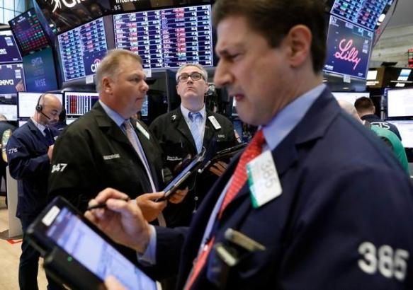 Wall Street pummeled by escalating trade row