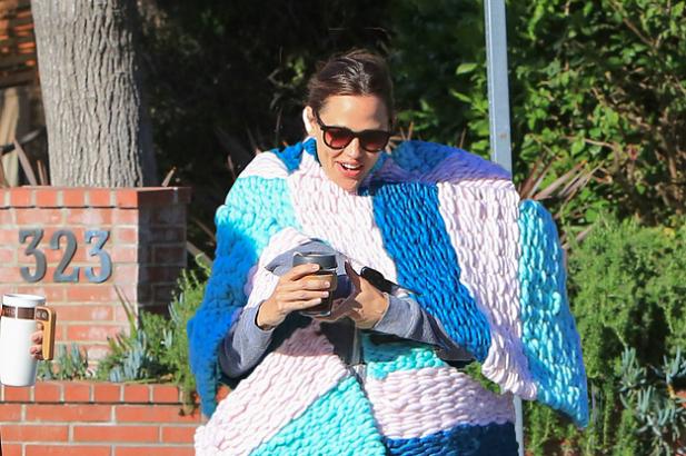 Lenny Kravitz Is Shaking Because Jennifer Garner Is The New Giant-Ass Scarf Qwing