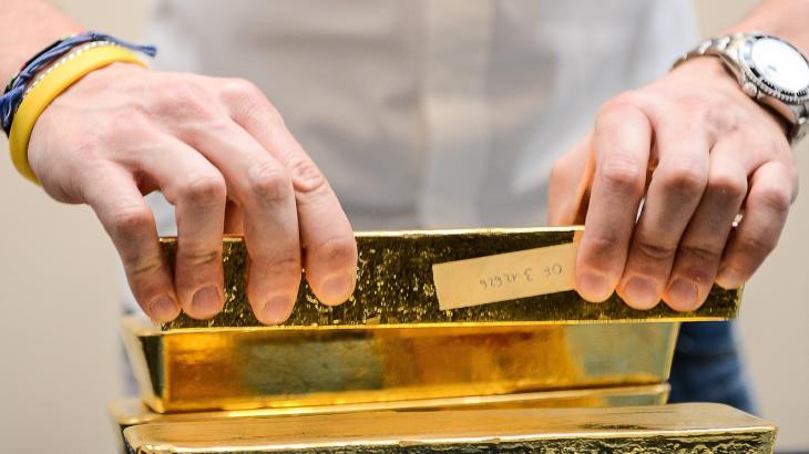 Metals Stocks: Gold sees lackluster action as a rise in global stocks caps benefit of weaker buck