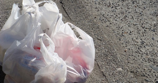 UK plastic bag sales drop 86%