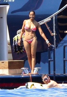 Padma Lakshmi Shows Off Her Amazing Figure During a Family Boat Day in Italy