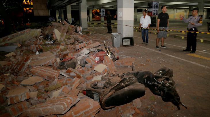 The Wall Street Journal: Powerful Indonesia earthquake kills scores on popular tourist island