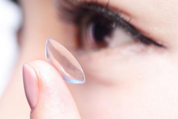Woman says contact lenses caused rare infection, possible blindness