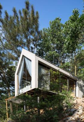 Second Forest House is an elevated treehouse with a lighter impact