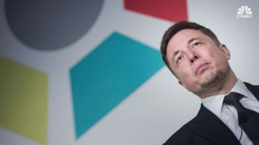 Tesla shares are in freefall — Here's what five experts are saying about the stock