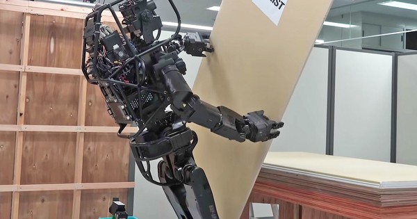 Japanese robot hangs drywall like a pro
