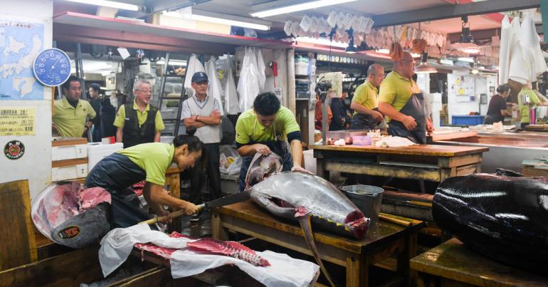 As Tokyo Fish Market Closes, Sellers and Customers Honor an Era of Grime