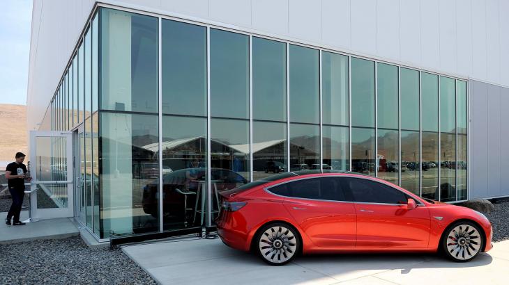 The Ratings Game: Tesla ‘damned if you do, damned if you don’t’ on $35,000 Model 3: analyst