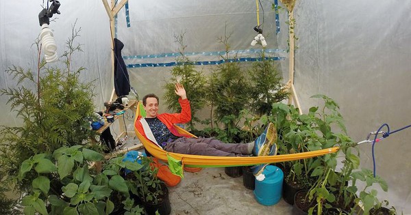 'Whimsical scientist' seals himself inside greenhouse for climate change experiment (Video)