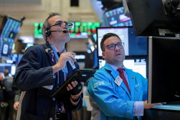 Oil stocks lift S&P 500; Apple pushes Nasdaq lower