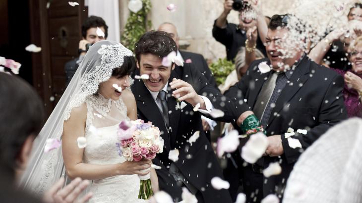 These cash-strapped couples want total strangers to pay for their weddings