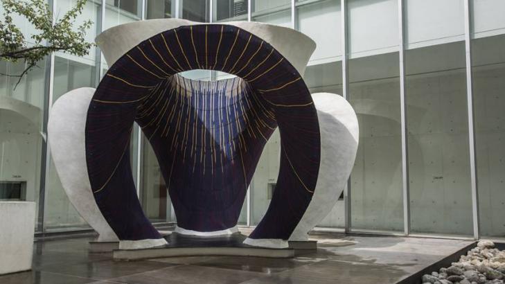 Experimental curved pavilion uses 3D knitted textile formwork for concrete (Video)