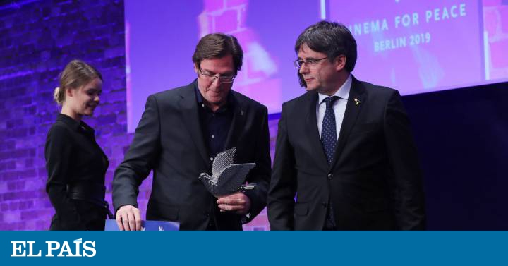 El equipo de ‘Dos Cataluñas’ devuelve el premio Cinema for Peace tras recibirlo de manos de Puigdemont