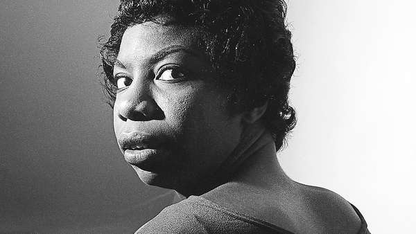 Nina Simone: la heroína negra de los derechos civiles y una historia de canciones revolucionarias, violencia de género y locura