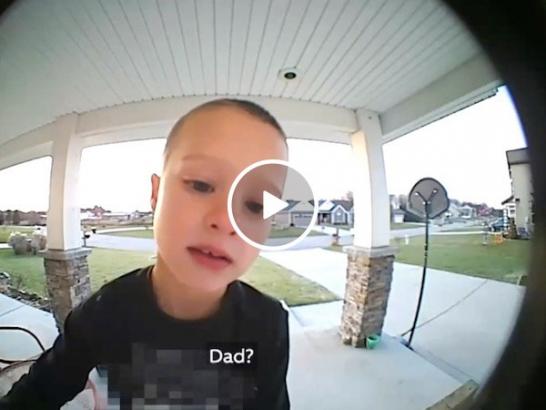 Adorable kid needs his dad’s help, so he calls him with the doorbell (Video)