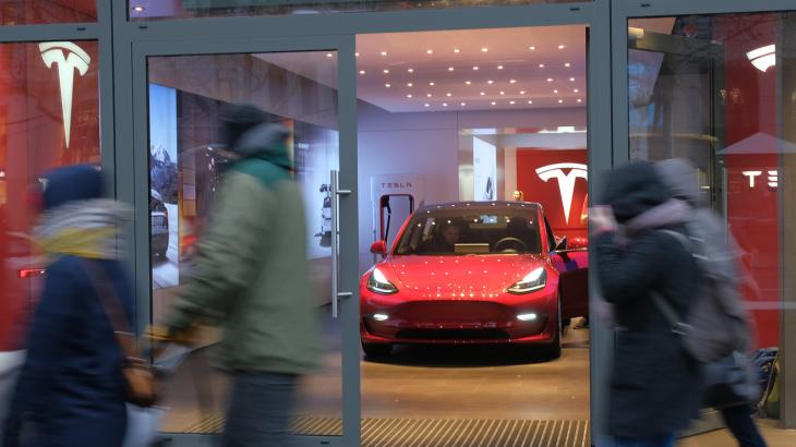 Tesla launches shorter-range Model 3 starting at $35,000