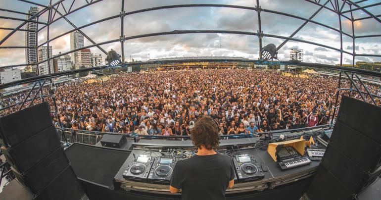 Hernán Cattáneo le dio pulso electrónico al atardecer porteño y puso a bailar a una multitud hasta la medianoche