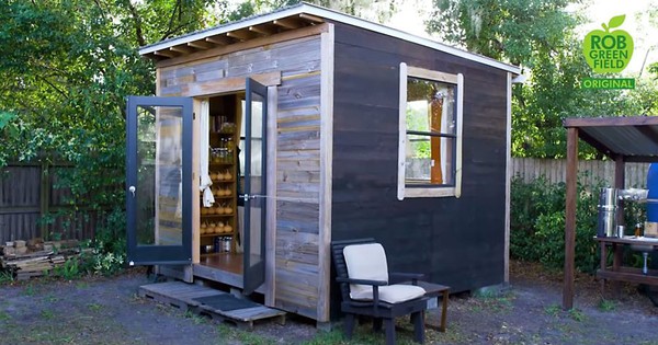 Man builds $1,500 tiny house, forages & grows his own food (Video)