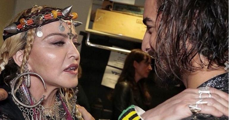 En su nuevo video, Madonna le lame los pies a Maluma