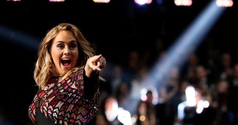 A una semana de su divorcio, Adele fue vista besando a otro hombre