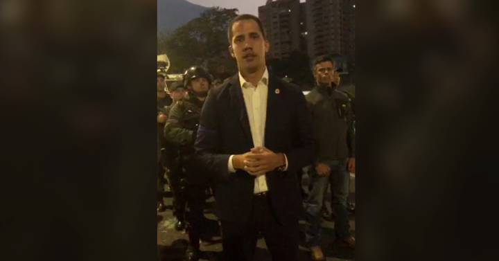 Guaidó libera de su arresto a Leopoldo López y convoca a los militares y al pueblo a tomar “las calles de Venezuela”