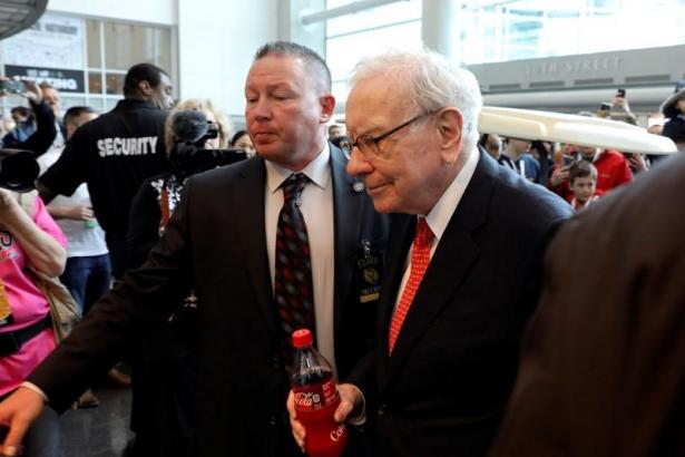 Berkshire shareholders seek Warren Buffett's wisdom at annual meeting