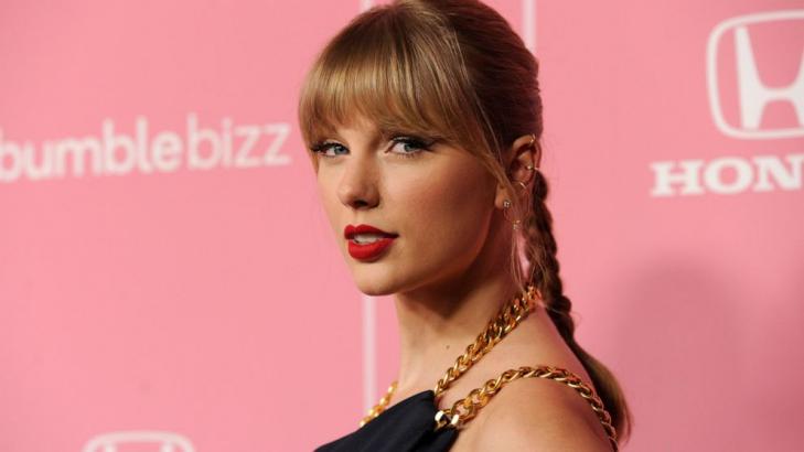 Taylor Swift calls out Scooter Braun during Billboard speech