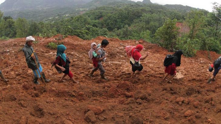 Mudslides, blackouts hamper search after Indonesia floods
