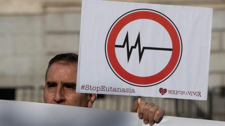 Spanish government passes 1st hurdle to legalize euthanasia