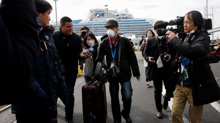 Passengers leave ship docked off Japan after quarantine ends