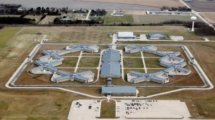 AP sources: Inmate fatally beaten at US prison in Illinois