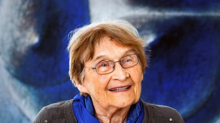 Czech glass artist Jaroslava Brychtova dies at 95