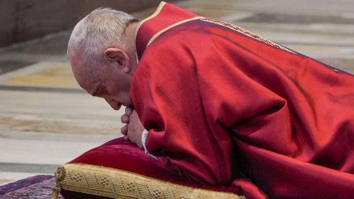 Doctors, nurses in Good Friday procession at Vatican