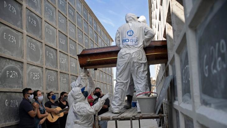 Virus surge in Brazil brings a coffin shortage, morgue chaos