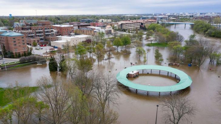 Catastrophic flooding for parts of Midwest, new storm to bring snow to the West