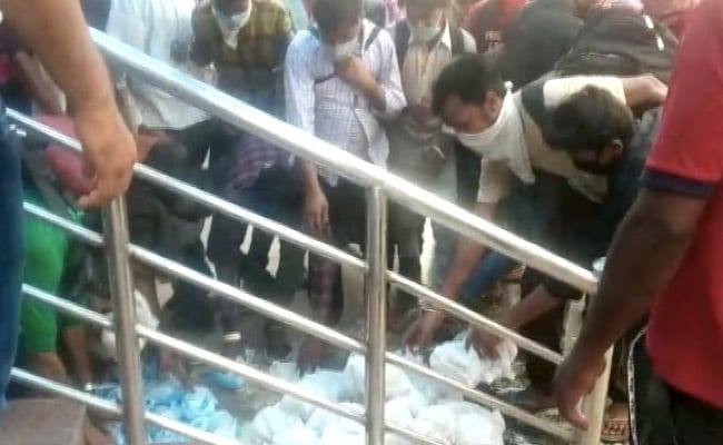 Video Shows Migrants Grabbing Food, Water Packets Tossed On Bihar Rail Station Floor