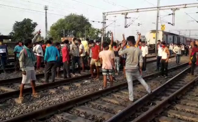 Migrants Out On Tracks As Trains Run Late By 10 Hours With No Food, Water