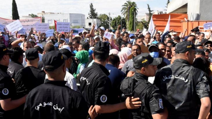 Jobless for years, Tunisians march on capital, demand work