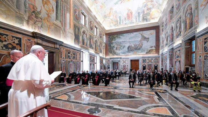 Pope hails Italy virus doctors, nurses as heroes at Vatican