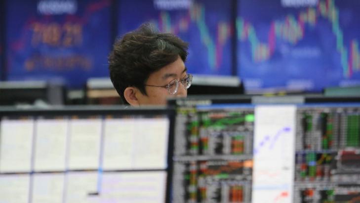 Asian shares mostly higher as US reports surging virus cases