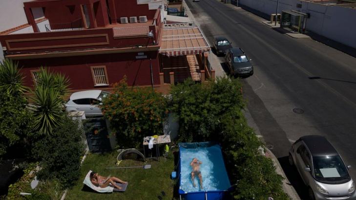 AP PHOTOS: Splash! Virus spawns portable pool fad in Spain