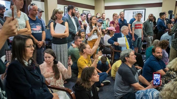 Crowd shatters glass to get to Idaho House session on virus