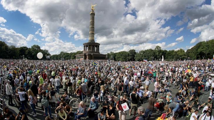 Far-right extremists try to enter German parliament